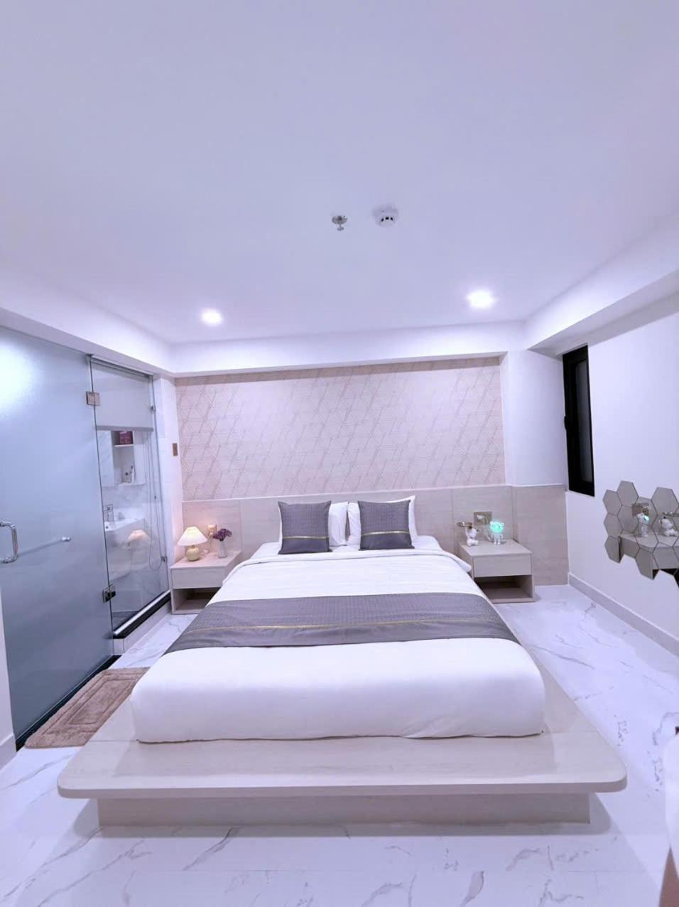 The Luxury Hotel *